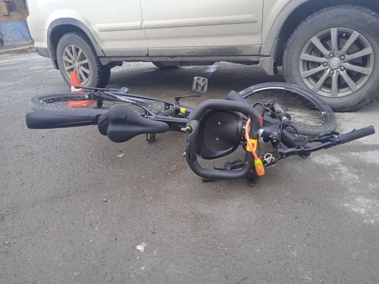 В Новосибирске иномарка сбила велосипедиста, перевозившего ребенка