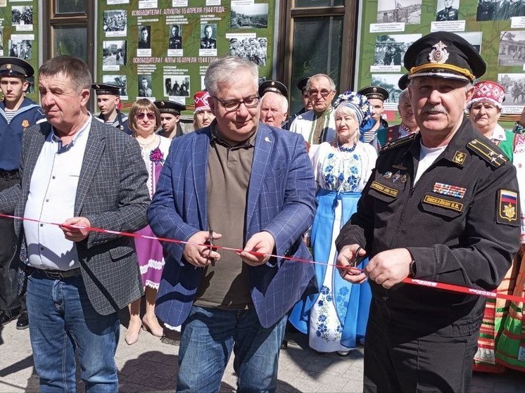 В Севастополе на фасаде ДОФа открылась выставка "Окна Победы"