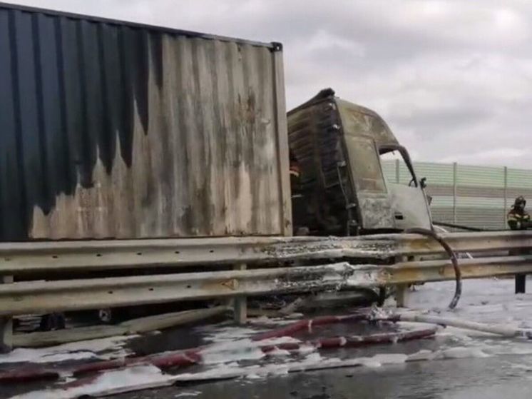 Водитель загоревшегося грузовика погиб на трассе в округе Клин