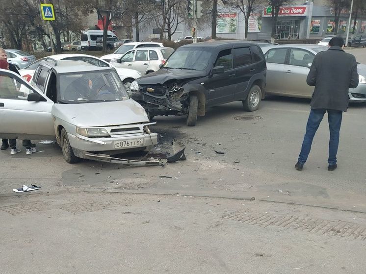 В рязанском Канищеве столкнулись Niva Chevrolet и ВАЗ-2111, есть пострадавшие