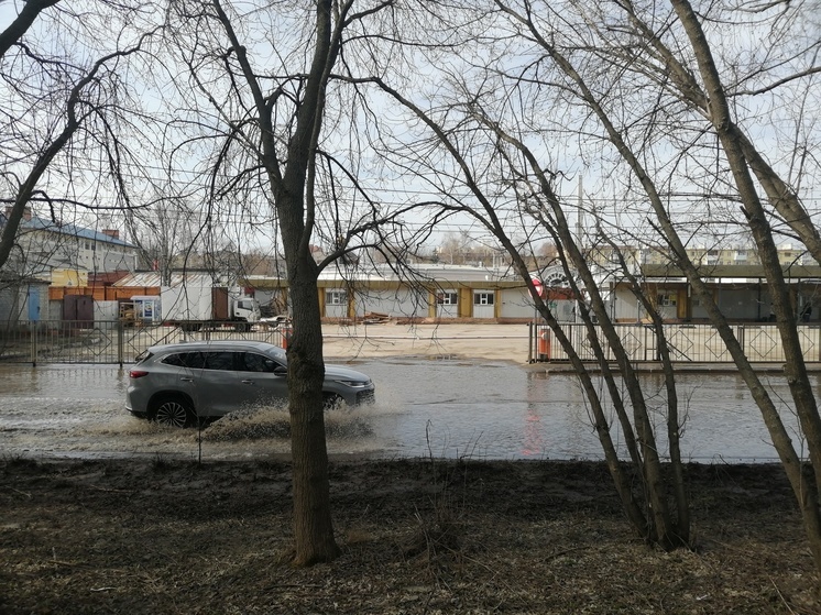 Появилось видео с затопленного Окского проезда в Рязани