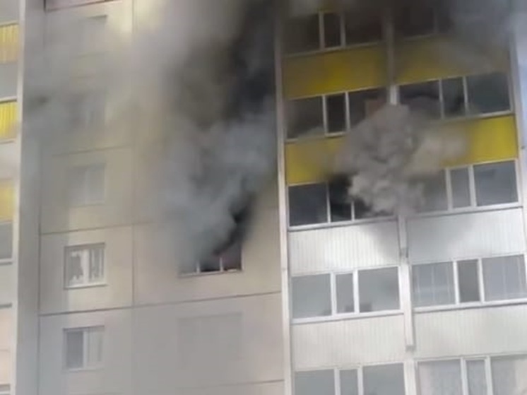 В Кургане пожарные спасли 18 жильцов из горящей многоэтажки