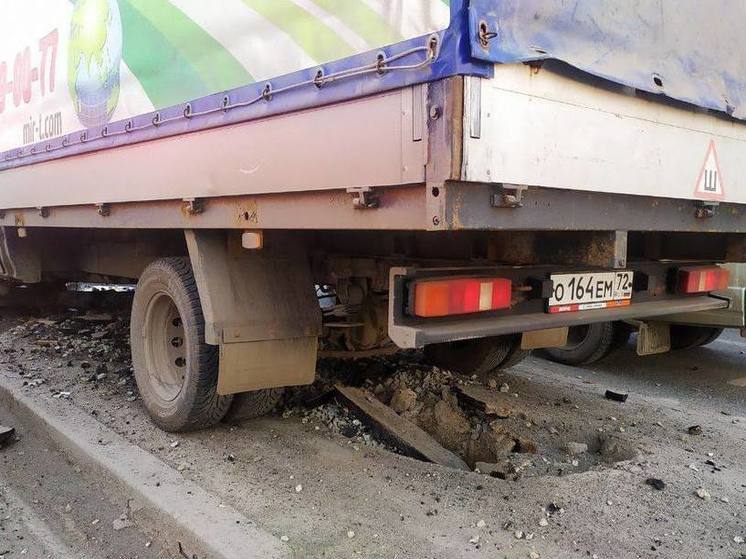 Пьяный водитель в Тюмени угнал грузовик и прикорнул в машине ДПС