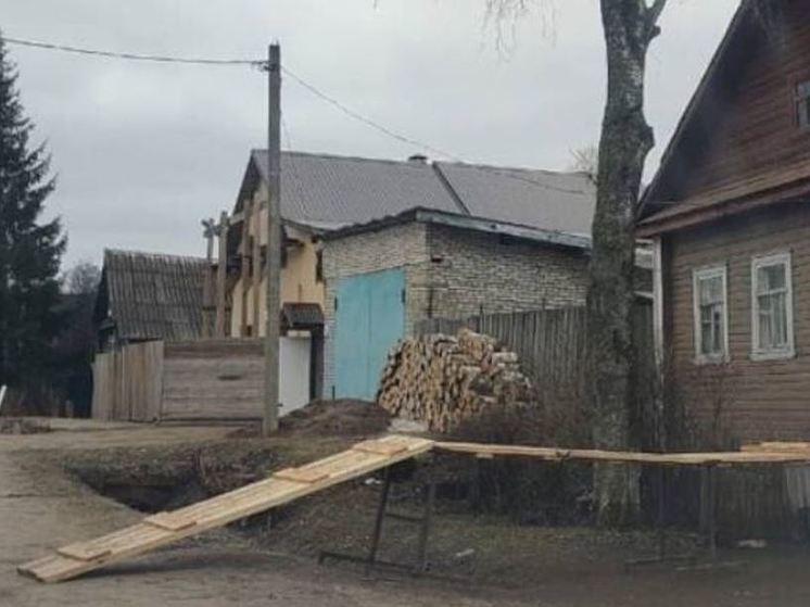 В Тивине не торопятся разбирать мостки там, где была вода
