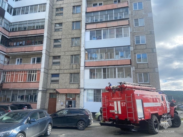 В Полевском вспыхнула квартира в пятиэтажке, жильцы экстренно эвакуировались