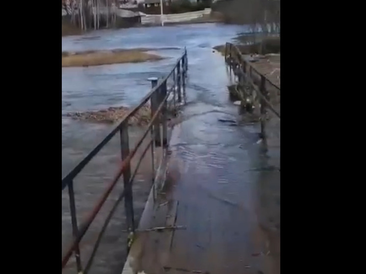 Под Александровом ушел под воду мост, ведущий к школе