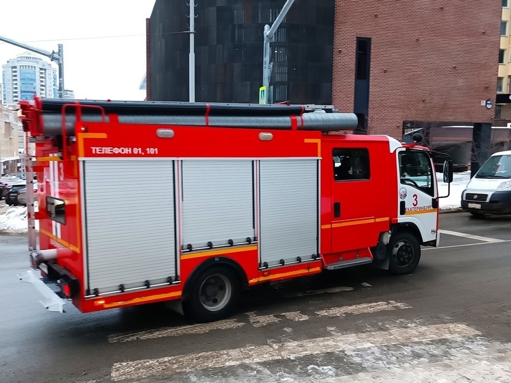 В Екатеринбурге свыше 40 пожарных тушили склад на Бисертской