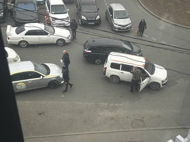 Водитель такси «Максим» устроил ДТП и побил пенсионера во Владивостоке