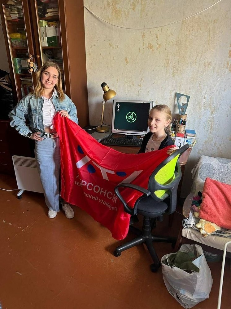 Волонтер из Крыма передал компьютеры новокаховским детям
