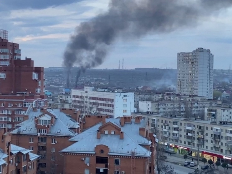 На западе Волгограда вечером 7 апреля загорелся мусор на пустыре