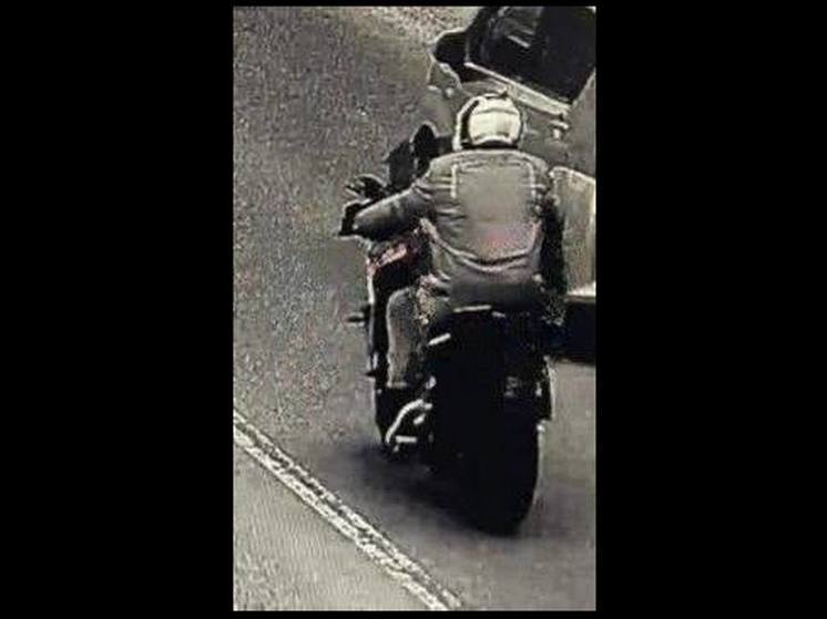 В Сети появилась предположительно фотография мотоциклиста, расстрелявшего полицейских