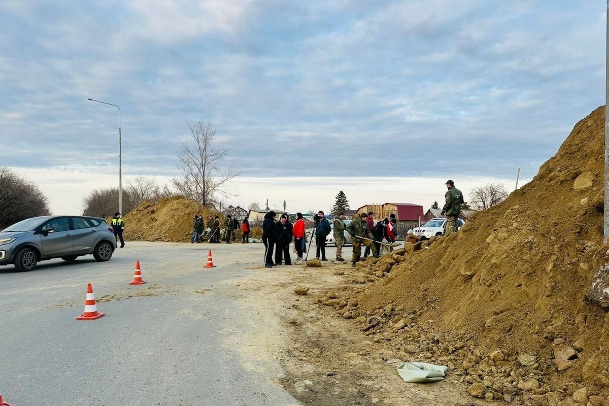 The Kurgan governor accused local residents of dragging soil from the dam