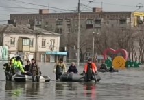 Как сообщает Рен-ТВ, жители Орска рассказали журналистам о стремительно повышающемся уровне воды в городе на фоне наводнения