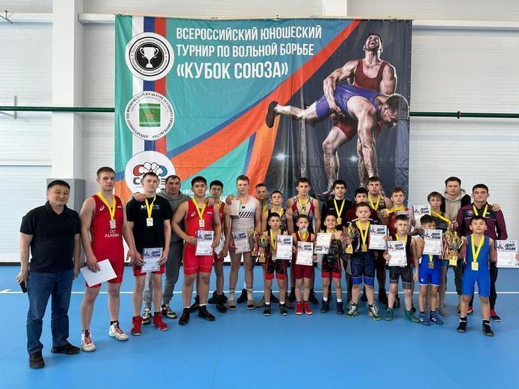 Сахалинские борцы завоевали более 20 наград на турнире в Биробиджане