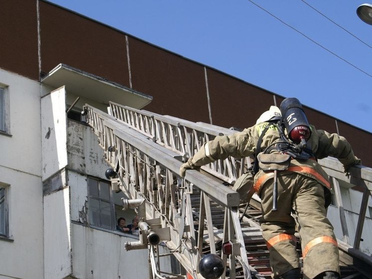 Сахалинские спасатели отмечают день пожарной лестницы