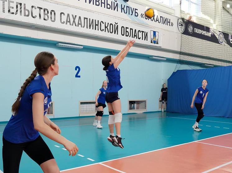 В Южно-Сахалинске «Матч поколений» собрал более 80 волейболистов