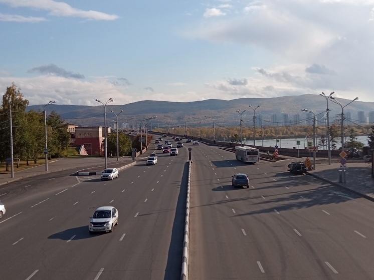 В Красноярске спасли нетрезвого мужчину, который чуть не упал с Коммунального моста