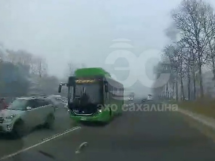 В Южно-Сахалинске автохам на внедорожнике подрезал зеленый автобус