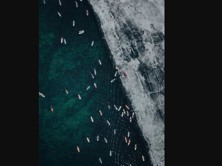 Карнавал на льдине: в Приангарье прошел костюмированный SUP-заплыв