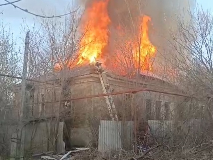 В Шахтах сгорело заброшенное здание