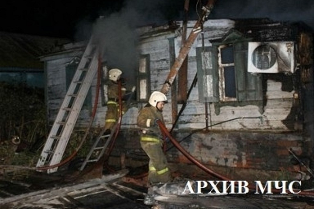 Шарьинские пожарные отстояли от огня дом в поселке Варакинский