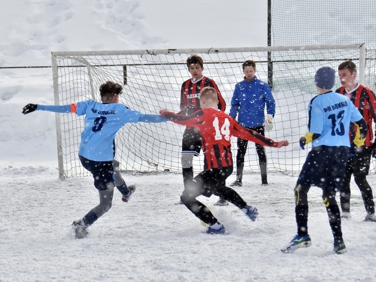 В Апатитах завершились соревнования по футболу на снегу