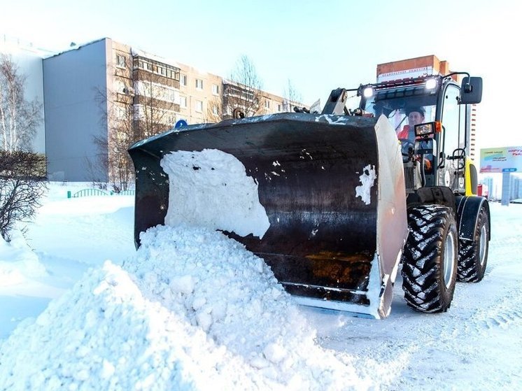 В Сургуте коммунальщики убирают снег