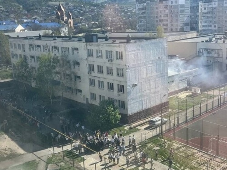В Новороссийске загорелась школа