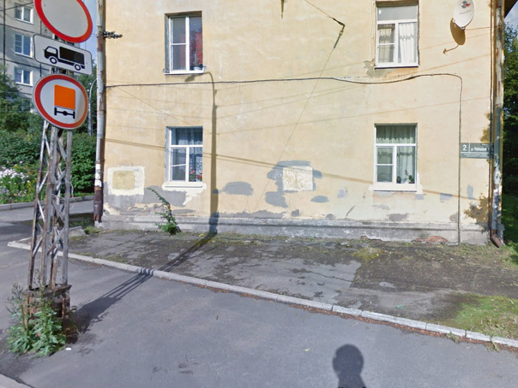 Подъезды дома в Петрозаводске затапливает содержимым канализации
