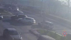 В Волгограде попал на видео момент ДТП с троллейбусом на остановке