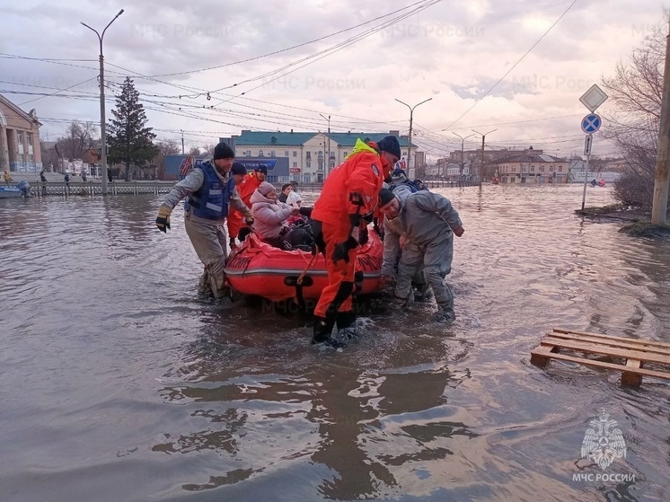 Мэр Оренбурга призвал жителей как можно быстрее покинуть город из-за наводнения