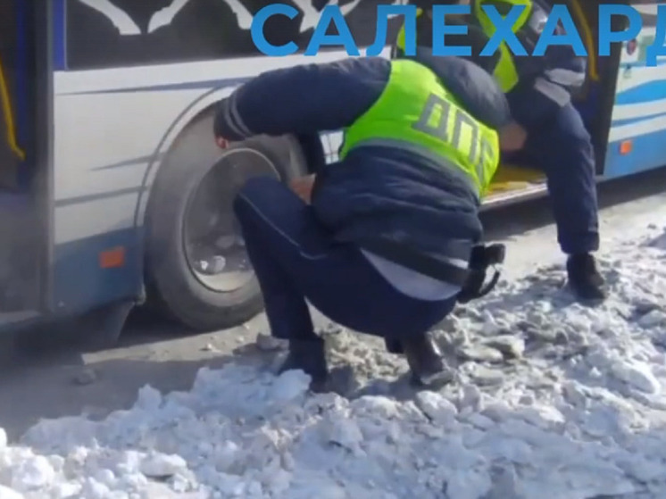 В Салехарде полицейские снегом тушили задымившийся автобус
