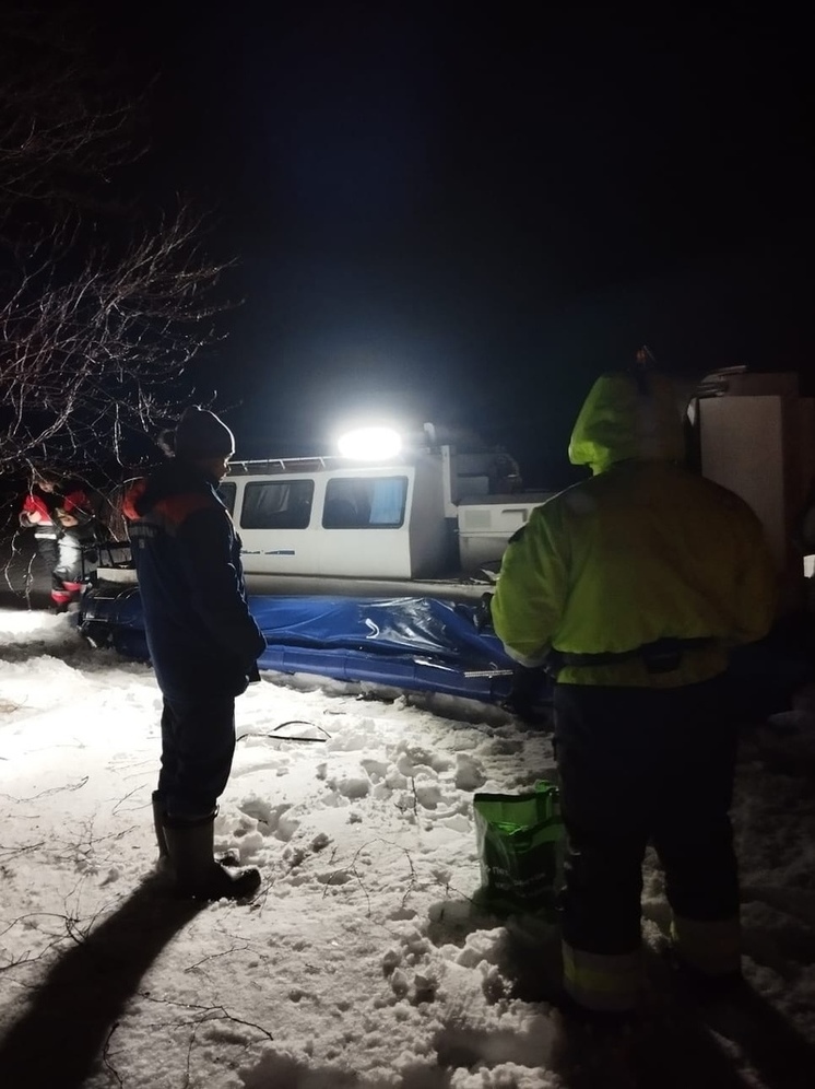 Шестерых рыбаков спасли на озере в Карелии