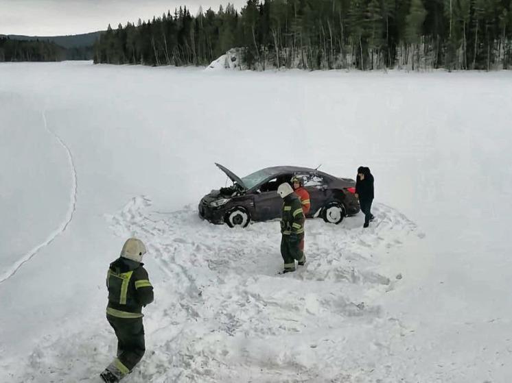 Автомобиль Hyundai Solaris вылетел на лед реки Канда