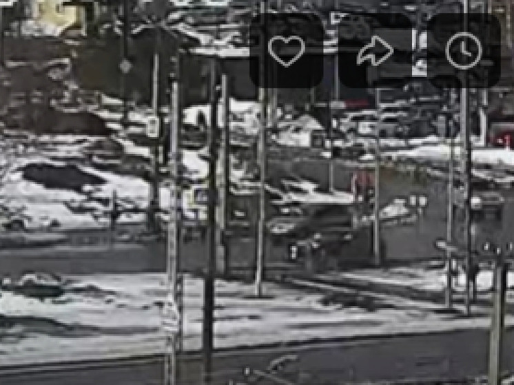 Пешеход едва увернулся от удара столбом, снесенным машиной в Петрозаводске