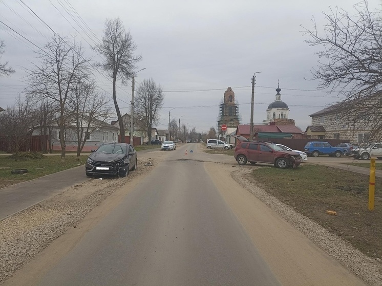 В Орловской области столкнулись «Рено Дастер» и «Лада Веста»