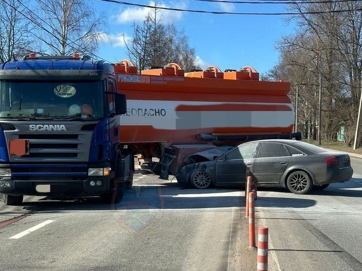 Легковушка влетела в грузовик в Тосно днем 8 апреля, есть пострадавшие