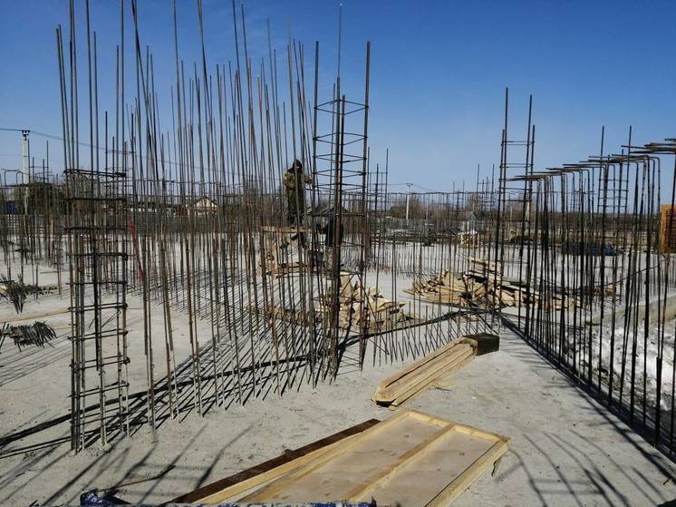 В Тайшете продолжается активное строительство школы с бассейном
