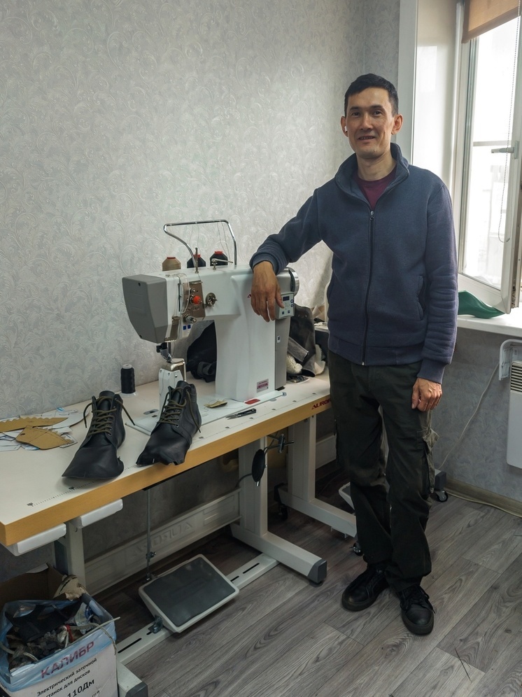В Бурятии парикмахер открыл производство брендовой обуви