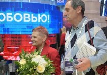 В Москве чествовали петербуржцев, обручившихся 50 лет назад. Супружескую пару поздравили с годовщиной свадьбы на выставке «Россия» на ВДНХ, где им провели экскурсию по стенду №75, сообщили в пресс-службе форума. 