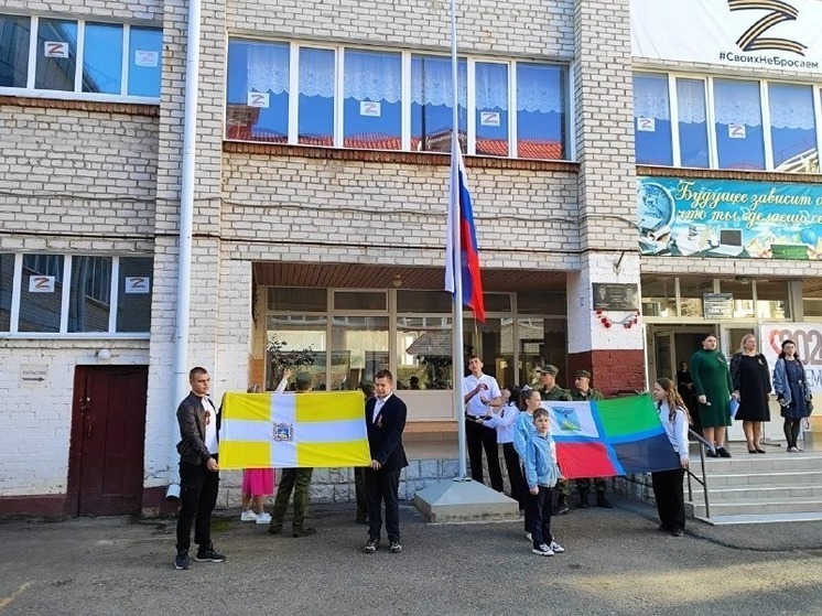 Флаг Белгородской области украсил школьную линейку в Невинномысске