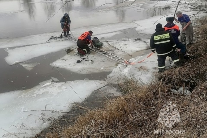 Костромским спасателям сегодня пришлось снимать со льдины рыбака