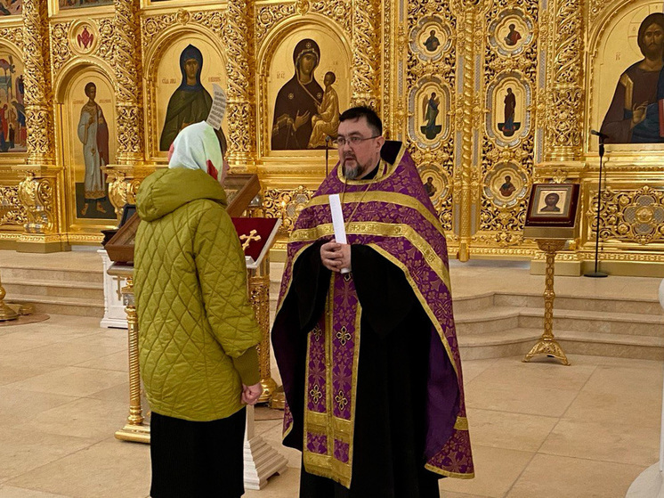 В Твери в Спасо–Преображенском соборе бывшая сектантка вернулась в православие