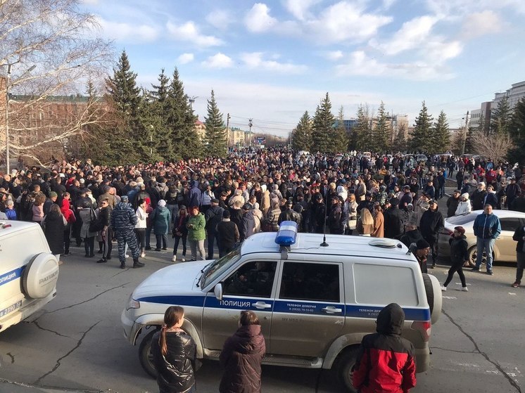 Жители Орска собрались на митинг перед администрацией города и просят помощи у главы государства