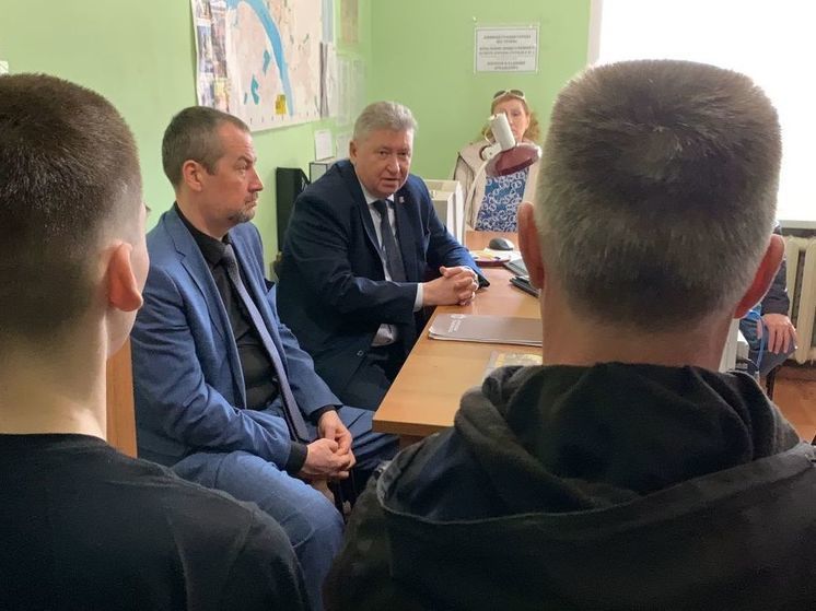 Алексей Анохин встретился с костромичами, которые планируют заключить контракт на военную службу