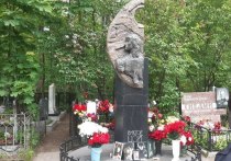 На Богословском кладбище начали благоустраивать территорию рядом с могилой лидера рок-группы «Кино» Виктора Цоя. На месте захоронения установят камеру видеонаблюдения, сообщил «КП».