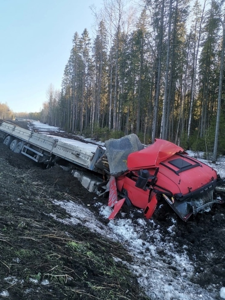 Камни раздавили кабину грузовика упавшего в кювет на дороге в Карелии
