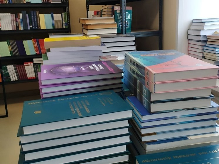 Мариупольский технический вуз получил партию книг от госуниверситета Санкт-Петербурга