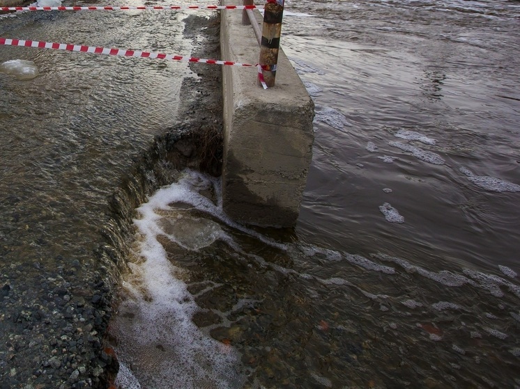 В Челябинской области паводковые воды прорвали плотину