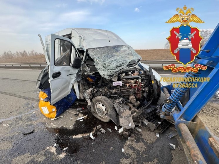 Полицейские прокомментировали жесткое столкновение двух грузовиков в Кузбассе
